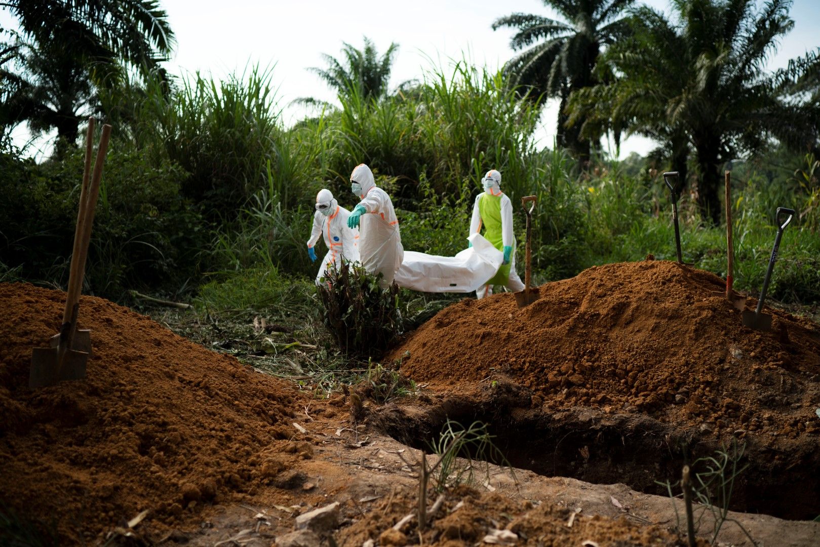 Работници погребaха на 14 юли Муса Катембо - учен мюсюлманин, който се молеше за болните в Бени, Конго. Самият той се зарази и почина от ебола
