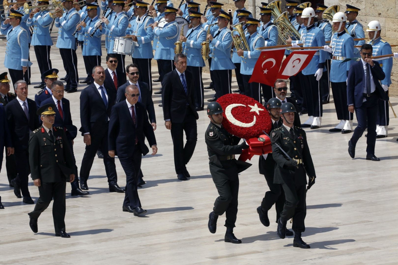 Реджеп Тайип Ердоган, министри и военни отдават почит пред мавзолея на основателя на турската република Мустафа Кемал Ататюрк, 1 август 2019 г.