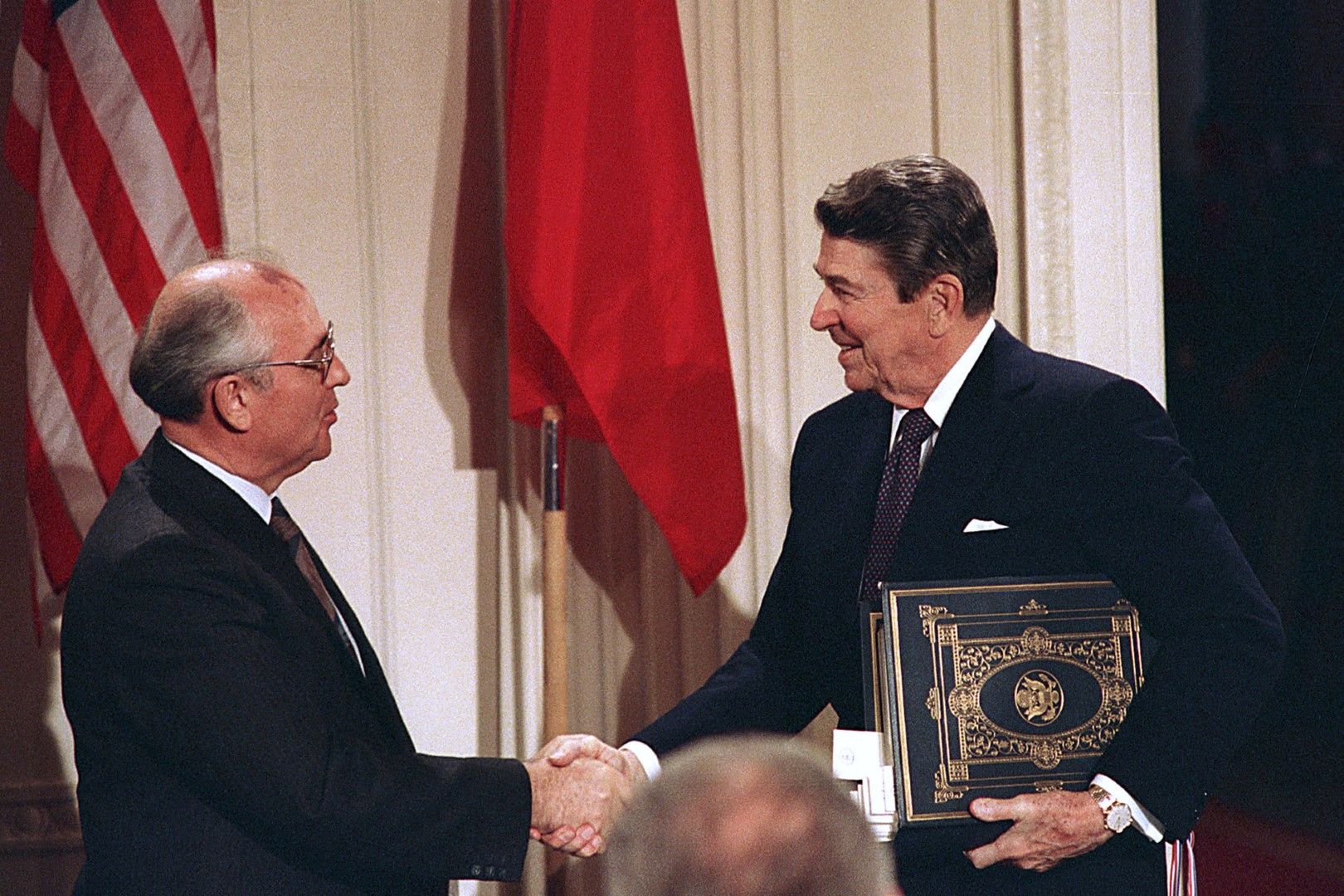 Михаил Горбачов и Доналд Рейгън подписват на 8 декември 1987 г. Договор за ядрените сили с междинен обсег