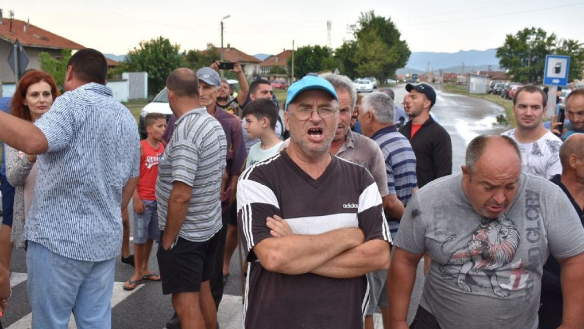 Жителите на осем села около Първомай излязоха тази сутрин на