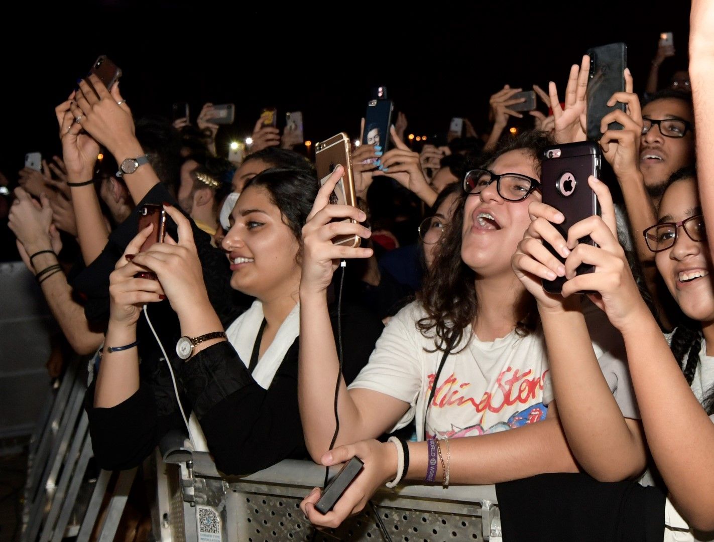 Млади саудитки снимат по време на концерт на Джанет Джексън, 50 Сент, Крис Браун на стадиона в Джеда,  18 юли 2019 г.