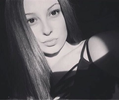 Роберта е ученичка в Националната финансово-стопанска гимназия в София