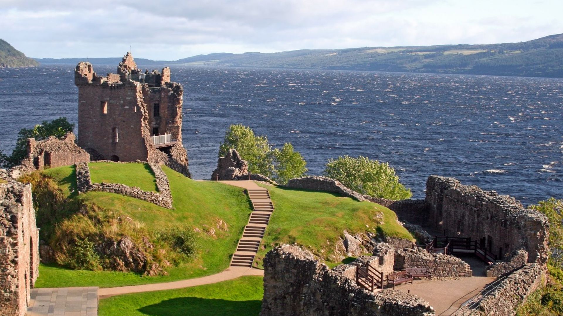 24 годишният Александър Сотиров преплува езерото Лох Нес заради екокауза съобщи