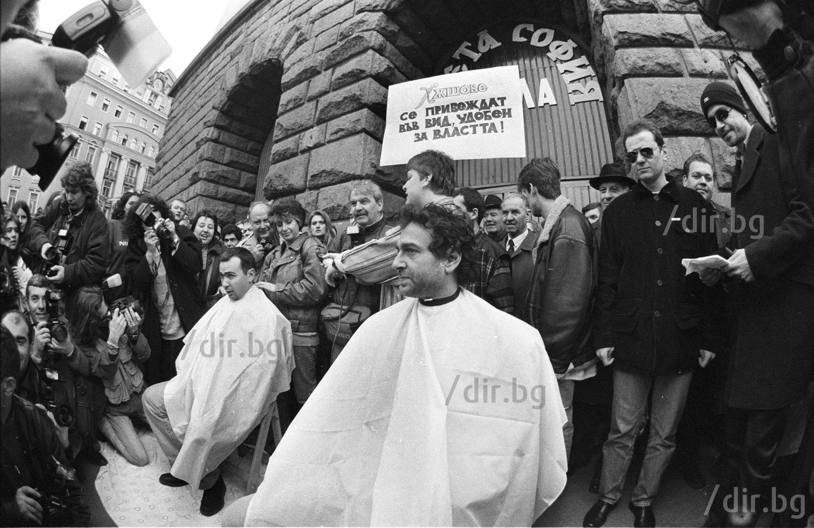 На 19 февруари 1998 година след цикъл обществени акции, всички сценаристи на „Хъшове“, си остригват публично главите на Ларгото между Министерския съвет и Президентството в знак на протест срещу цензурата в националните медии