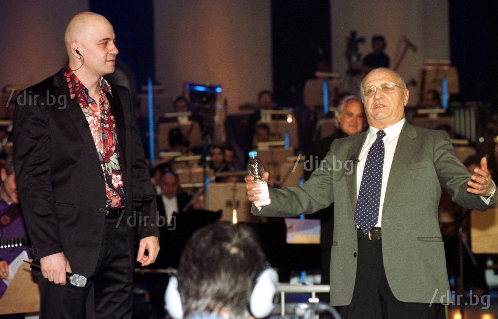 Големият режисьор Рангел Вълчанов излезе на сцената до Дългия по време на великденския концерт през 2003 г. 