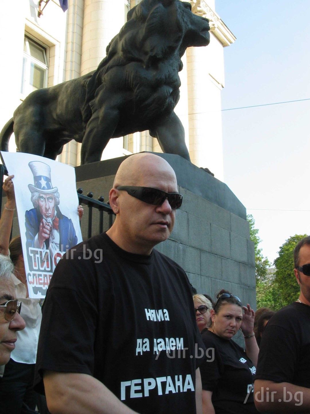 През 2013 г. Слави Трифонов и шоуто му се включиха в протеста срещу Гергана Червенкова, която бе обвинена в търговия с наркотици по интернет