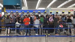 Хаос на британските летища заради проблеми при паспортния контрол