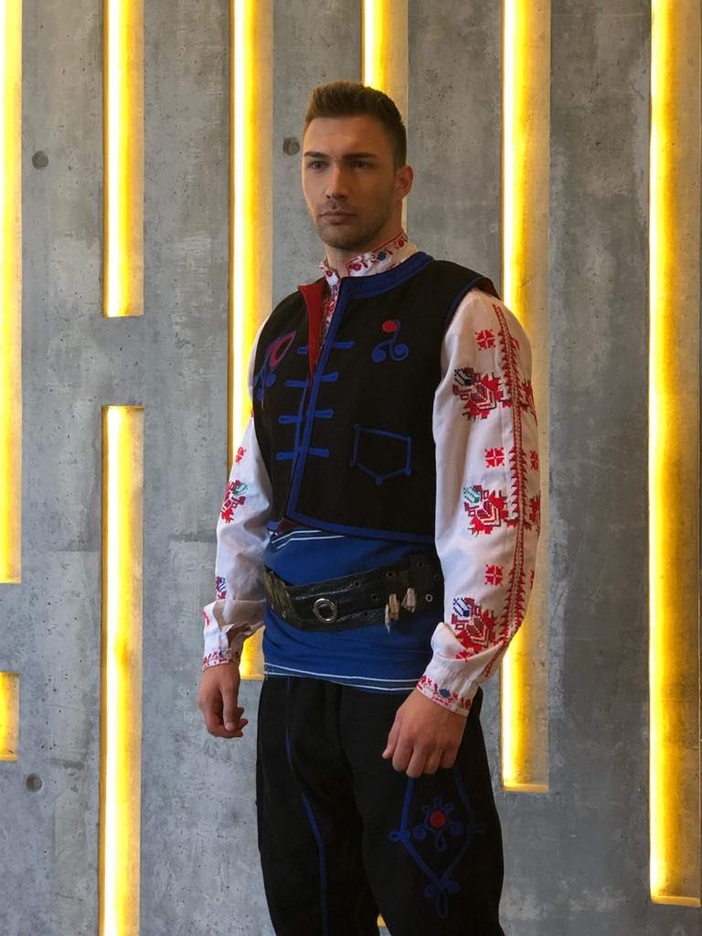 "Мистър Свят 2019" - кръг с национални костюми, Даниел е с носия от Ансамбъл Българе