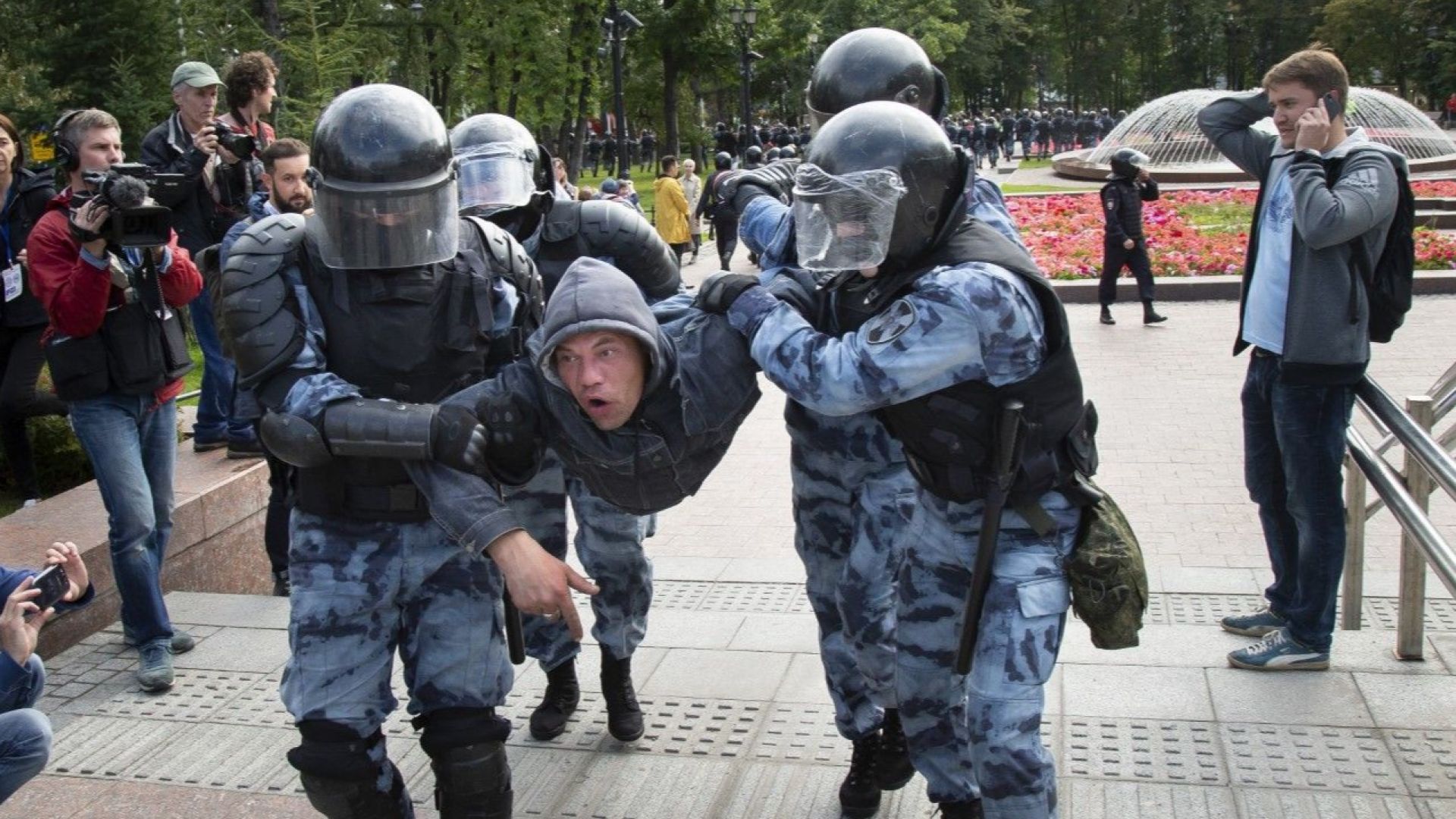 Повече от 800 души са задържани на протеста в Москва