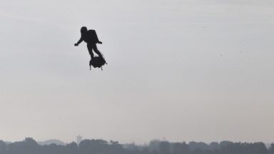 Франки Запата успешно прекоси Ламанша на летящия си ховърборд 