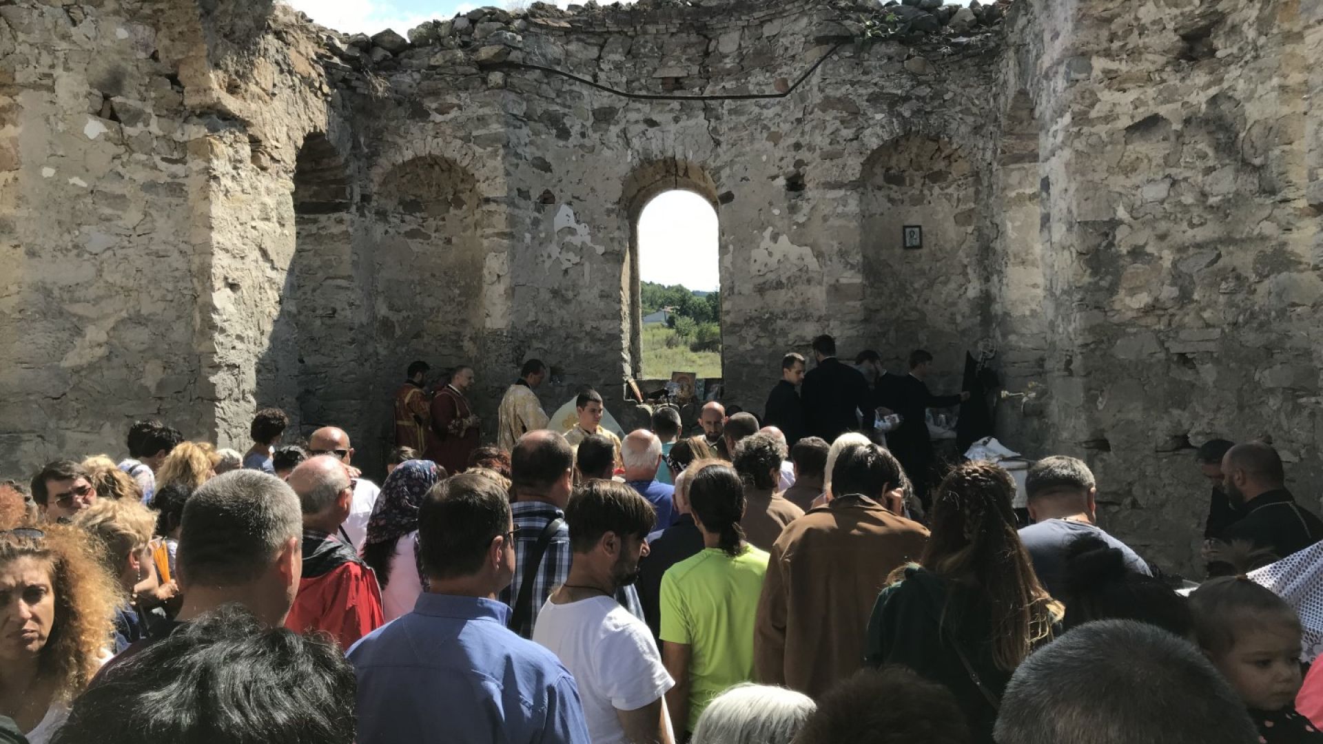 Стотици миряни бивши жители на село Запална и техни потомци