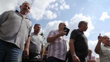 Гостуващи оратори призовават с. Мрамор да не коли прасетата си