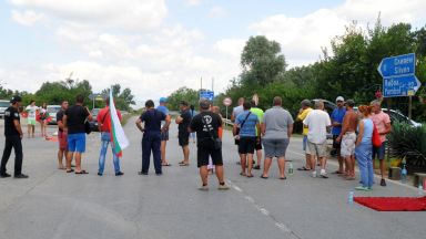 40 души блокираха за втора нощ главния път Сливен - Ямбол