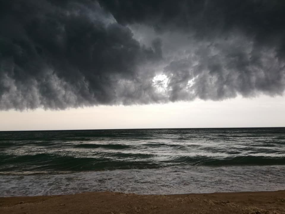 Тъмни облаци, надвиснали над Черноморието