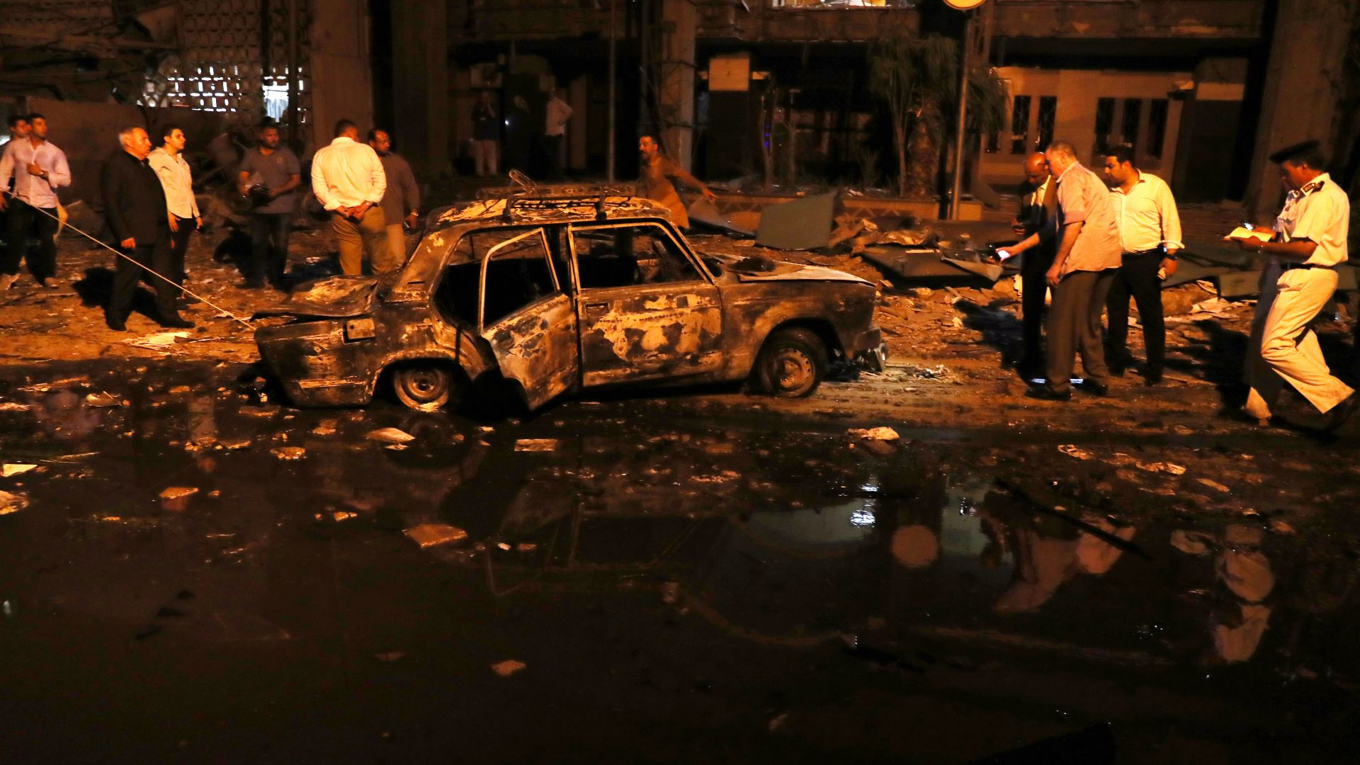 Най малко 17 души загинаха а поне 32 са ранени след