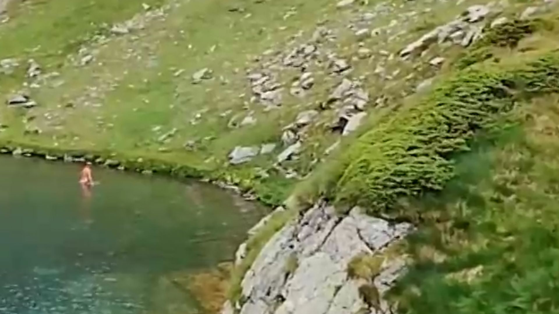 Турист по бански се изкъпа в рилското езеро "Окото"