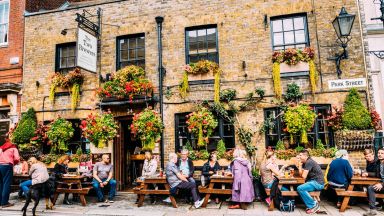 Всички ресторанти барове и пъбове в Англия ще затварят по рано