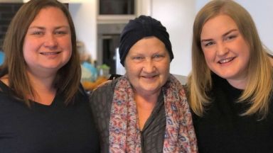 Първа евтаназия в Австралия: 61-годишната Кери си отиде обкръжена с любов и музика на Дейвид Боуи