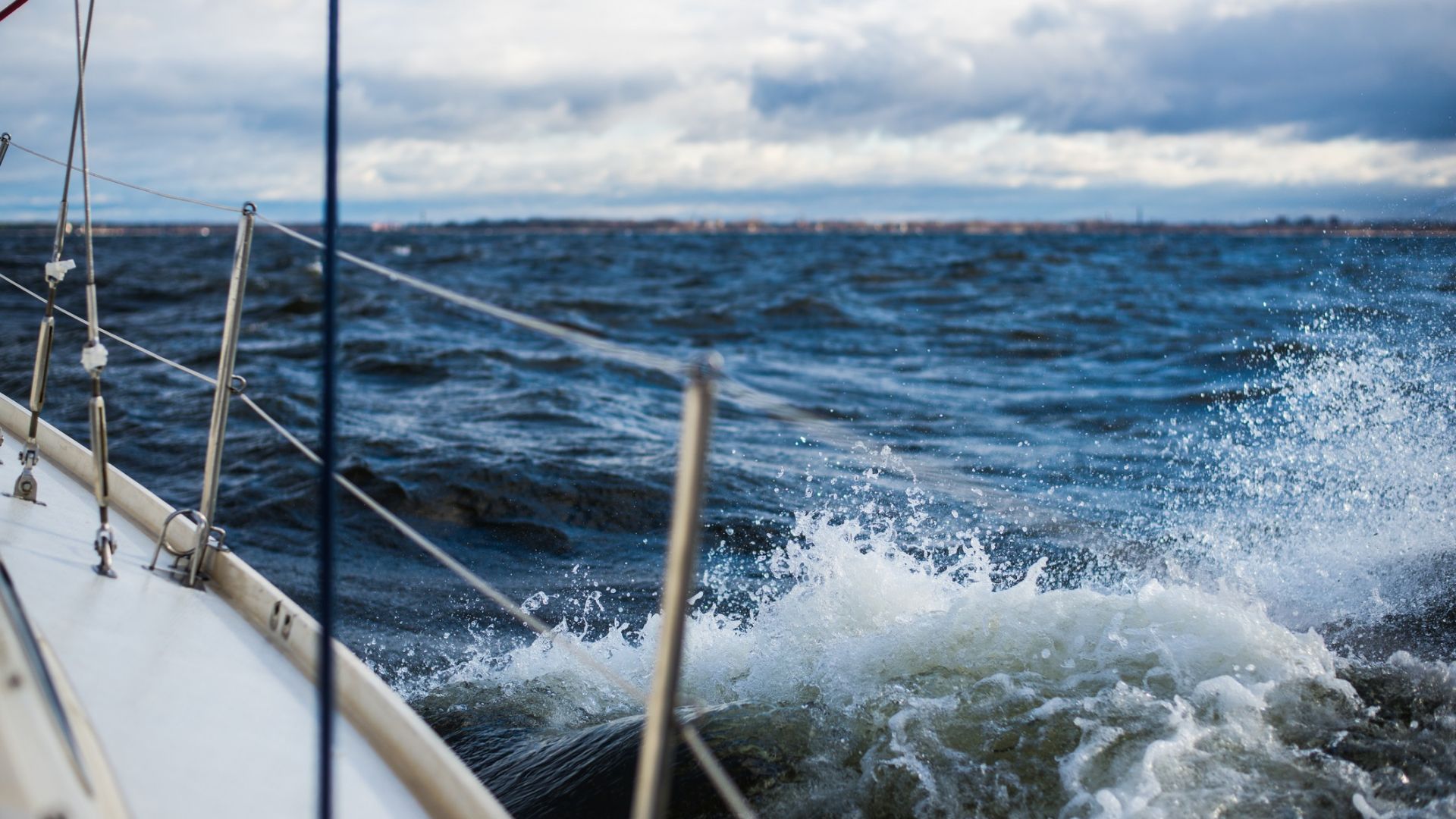 22 годишна сърфистка едва не загина по време на силната буря