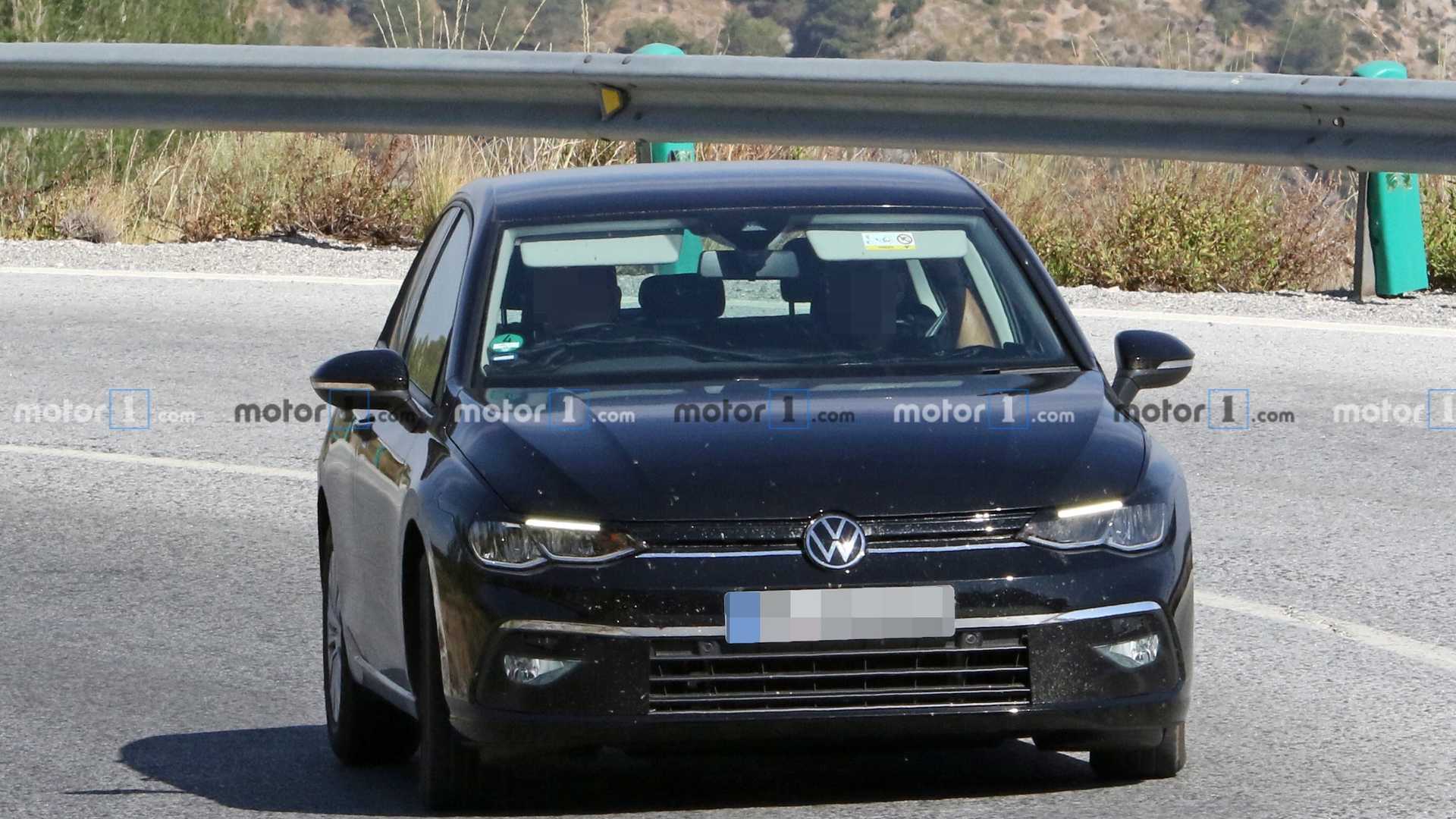 Снимки разкриват как изглежда новият VW Golf