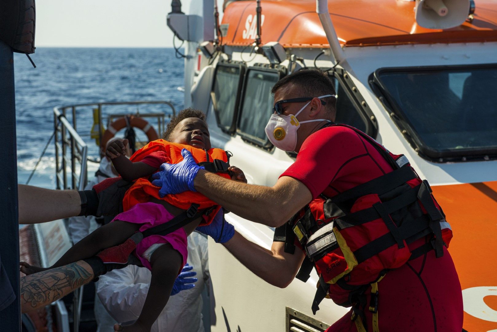Малтийските власти прехвърлят мигранти от кораба "Алан Курди" на германска благотворителна организация на свой плавателен съд, 4 август