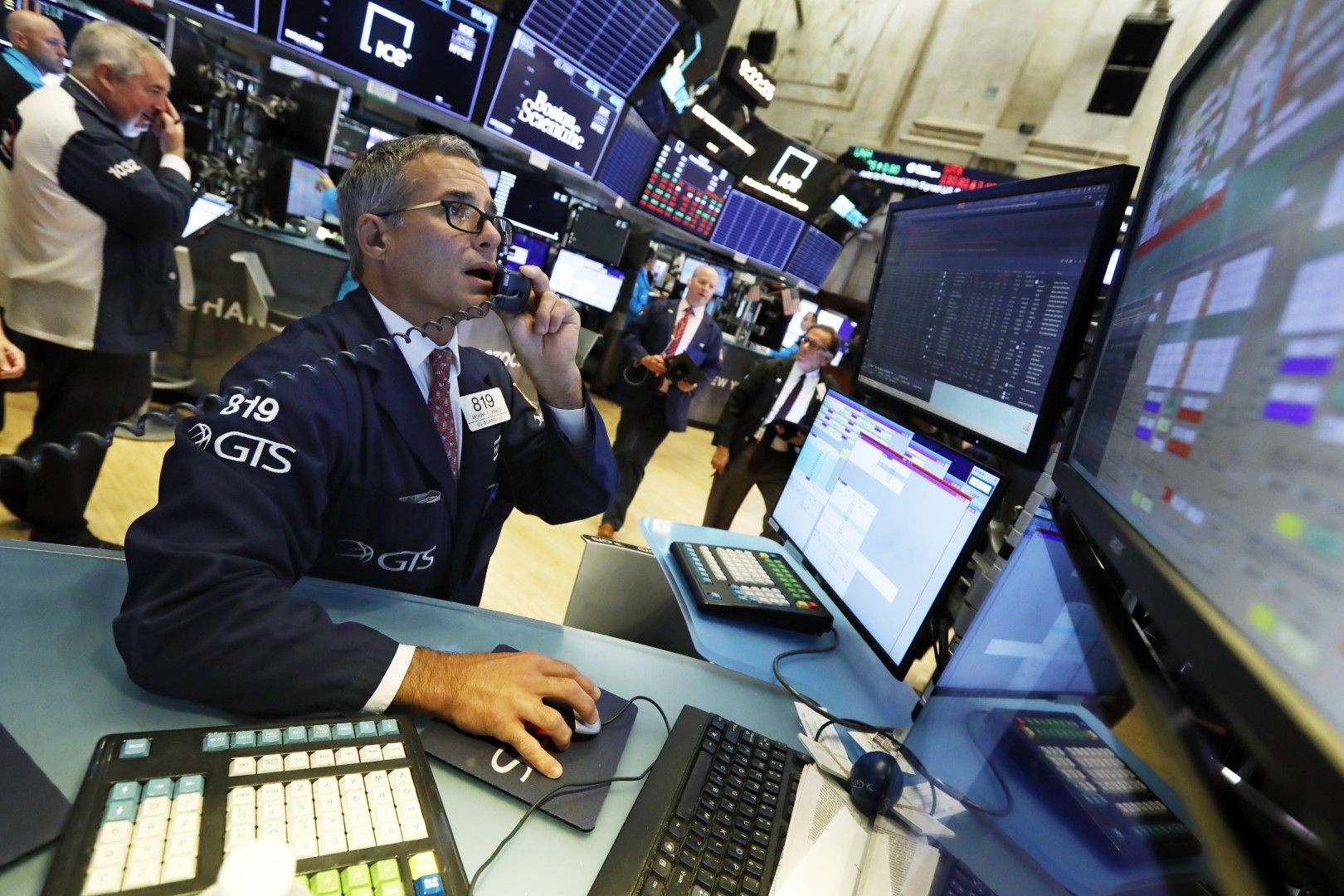 На Нюйоркската фондова борса индексите Дау Джоунс и Стандард енд Пуърс 500 понесоха най-тежките си загуби от две години насам