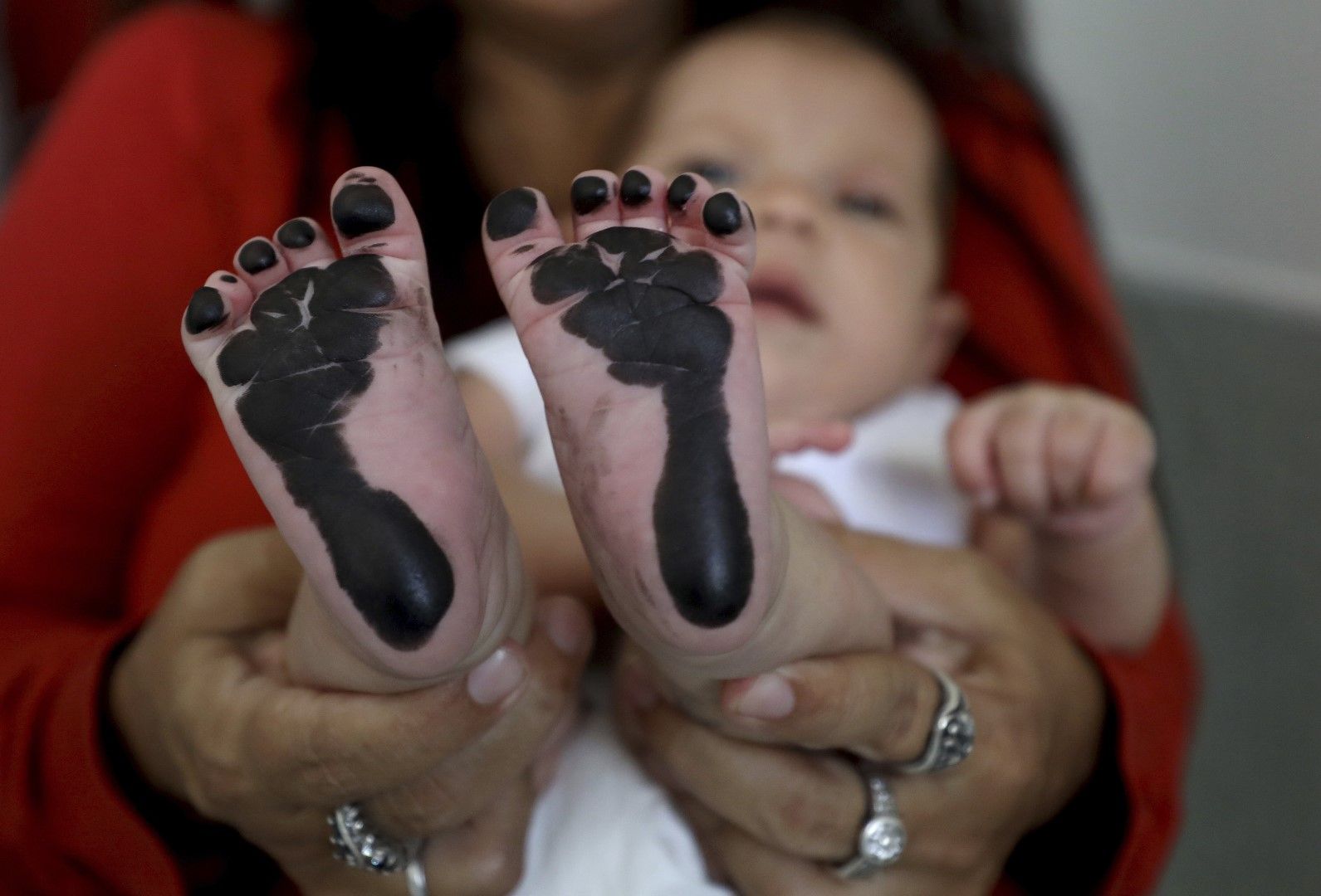 Колумбийските власти взимат отпечатъци от краката на 2-годишно дете на венецуелски родители, което е родено в Колумбия и ще може да получи колумбийско гражданство