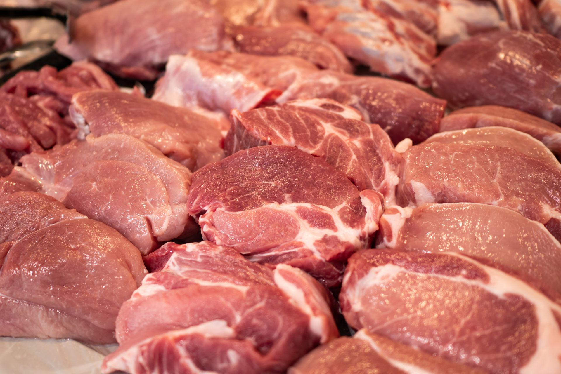 Китай вади 10 000 тона замразено свинско месо от стратегическите си резерви
