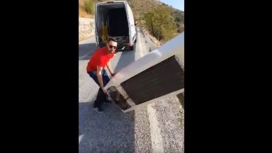 Испанец хвърли хладилник от скала, заставиха го да го изтегли обратно