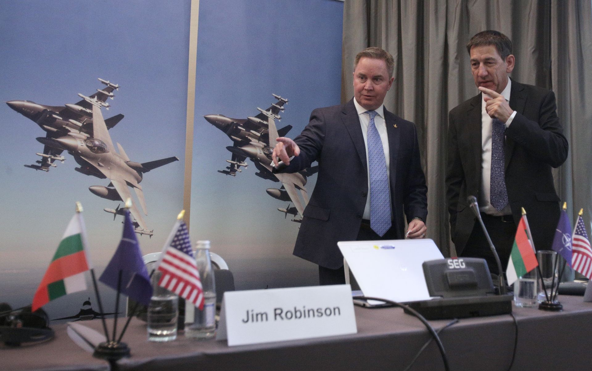Джим Робинсън (вляво) - директор "Международно бизнес развитие за F16" в "Локхийд Мартин" и Джон Нейлсън от Lockheed Martin (вдясно)