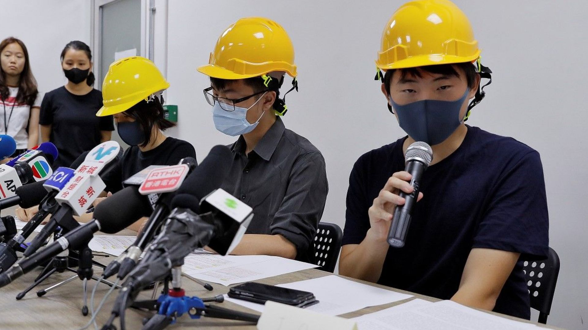 Трима маскирани членове на хонконгското продемократично движение дадоха необичайна пресконференция