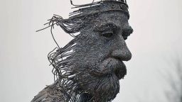 Художник създава скулптури от метални пръчки, сякаш надраскани с молив