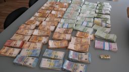 Задържаха 4-ма за пране на пари, откриха 1 млн. лв. и 3 кг злато (снимки)