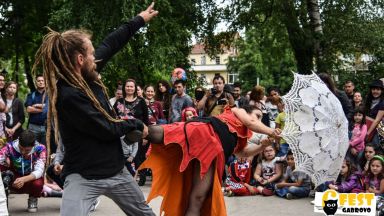 Уличният фестивал 6Fest прави танцово шествие по Главната в Пловдив 