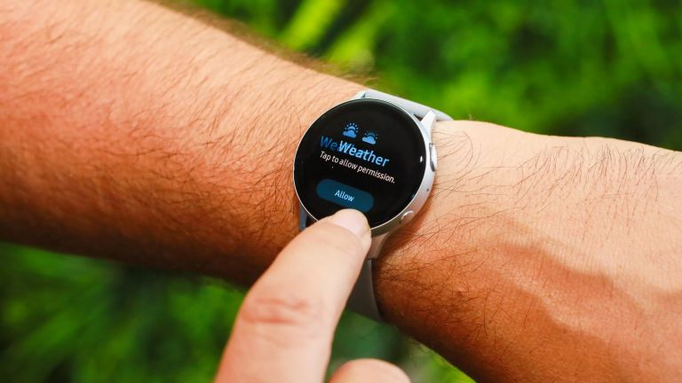 Samsung активира ЕКГ и други екстри в някои умни часовници за България