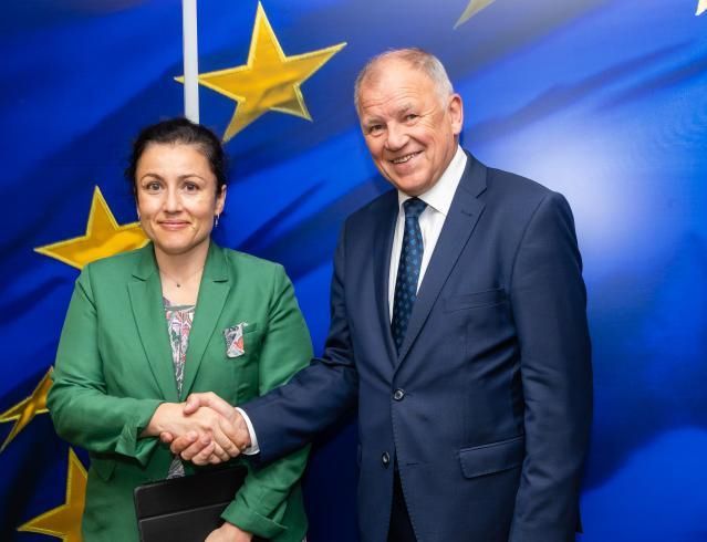 Министър Десислава Танева и европейският комисар по здравеопазване и безопасност на храните Витянис Андриукайтис 
