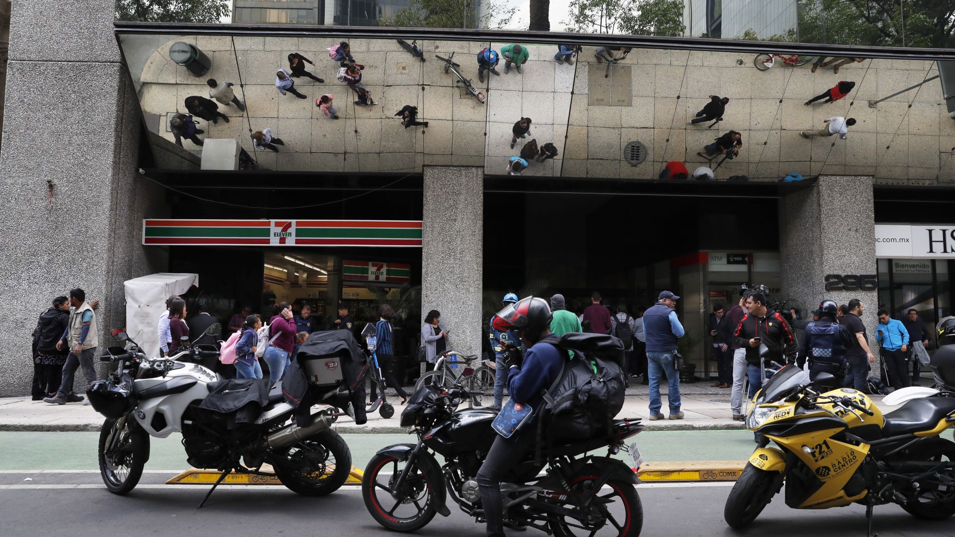 Въоръжени крадци нахлули вчера във федералния монетен двор в мексиканската
