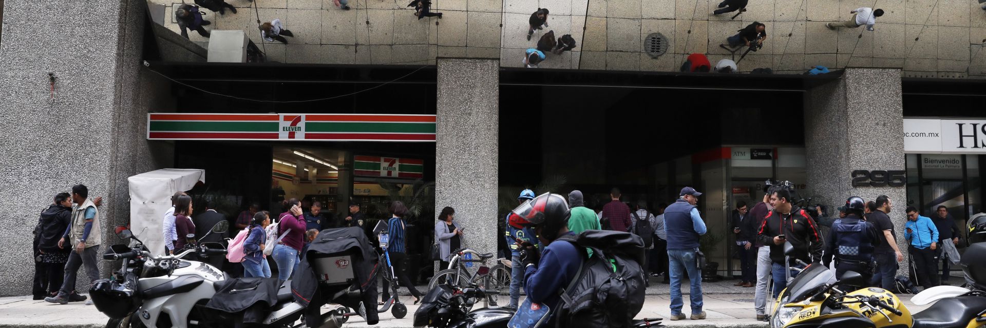 Единайсет души са застреляни в бар в Мексико (видео)