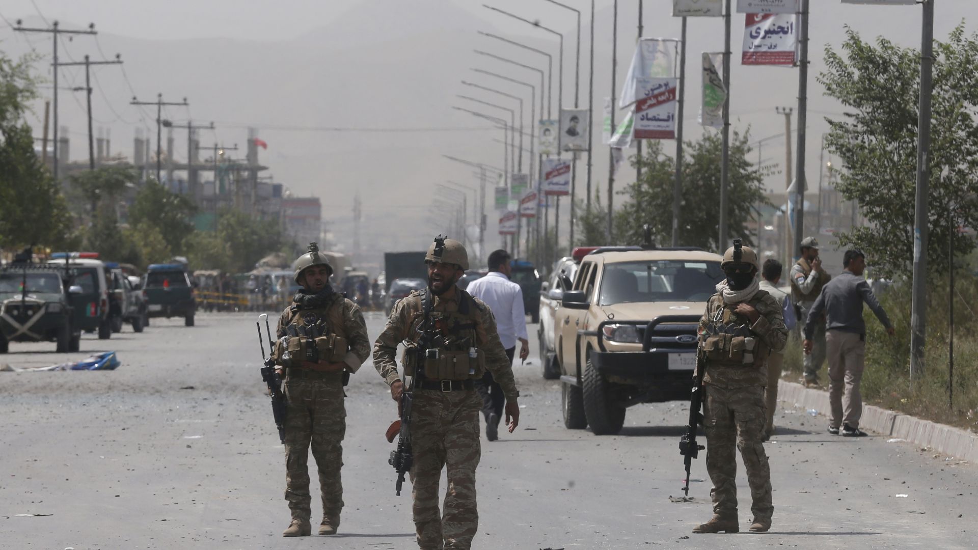 Кола бомба избухна пред полицейско управление в афганистанската столица Кабул