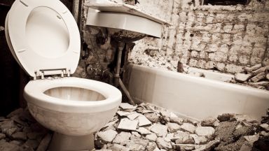 Мълния взриви тоалетна чиния във Флорида