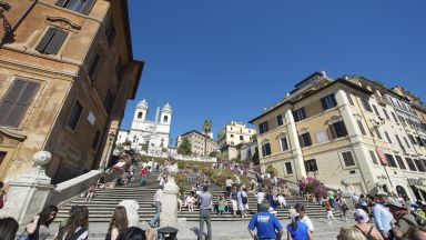 Рим забрани на туристите да сядат на Испанското стълбище