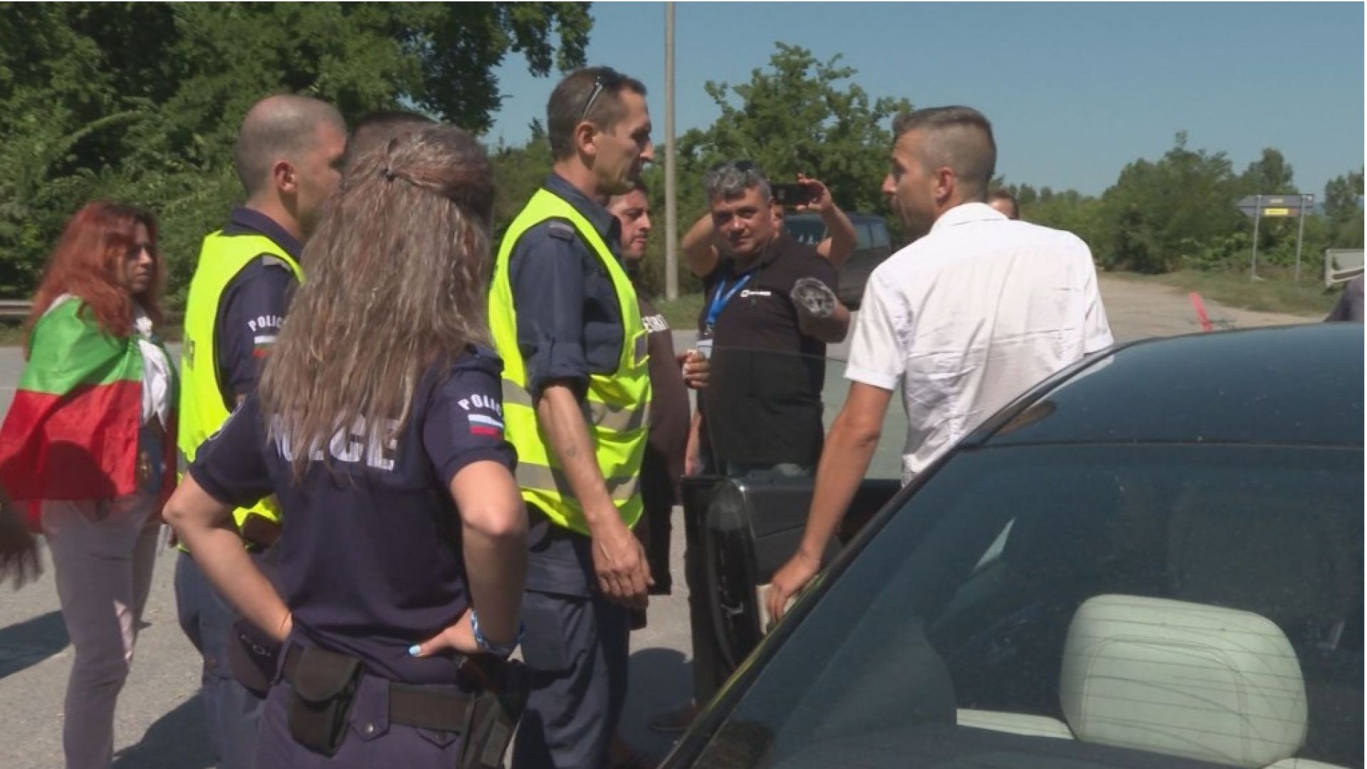 Шесто денонощие продължава блокадата в Крушаре Безсрочният протест заради африканската