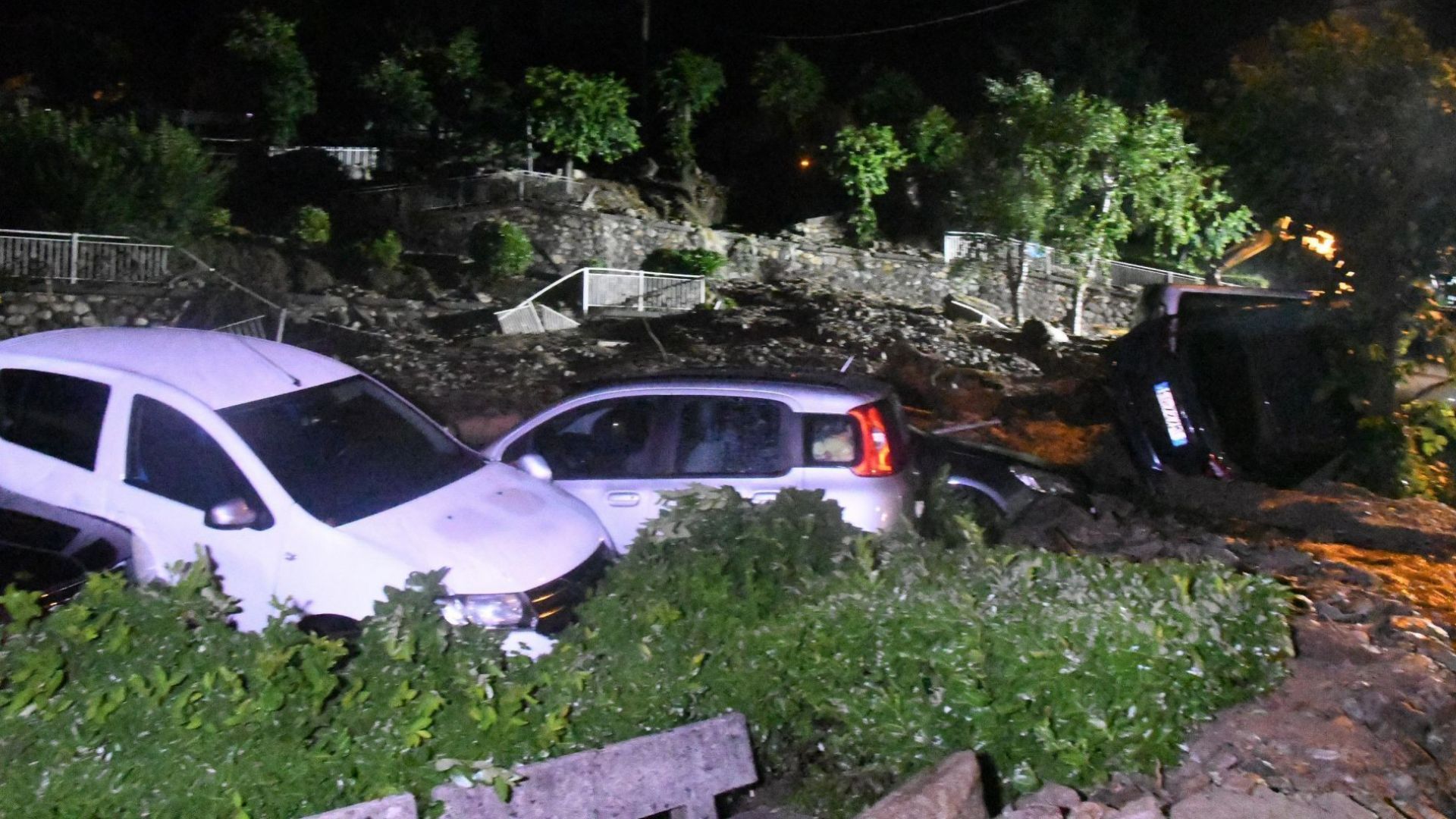 Свлачище премина през италиански град и наложи евакуация на 200