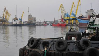 Кораб, държан принудително на пристанище Бургас, може да потъне без ремонт