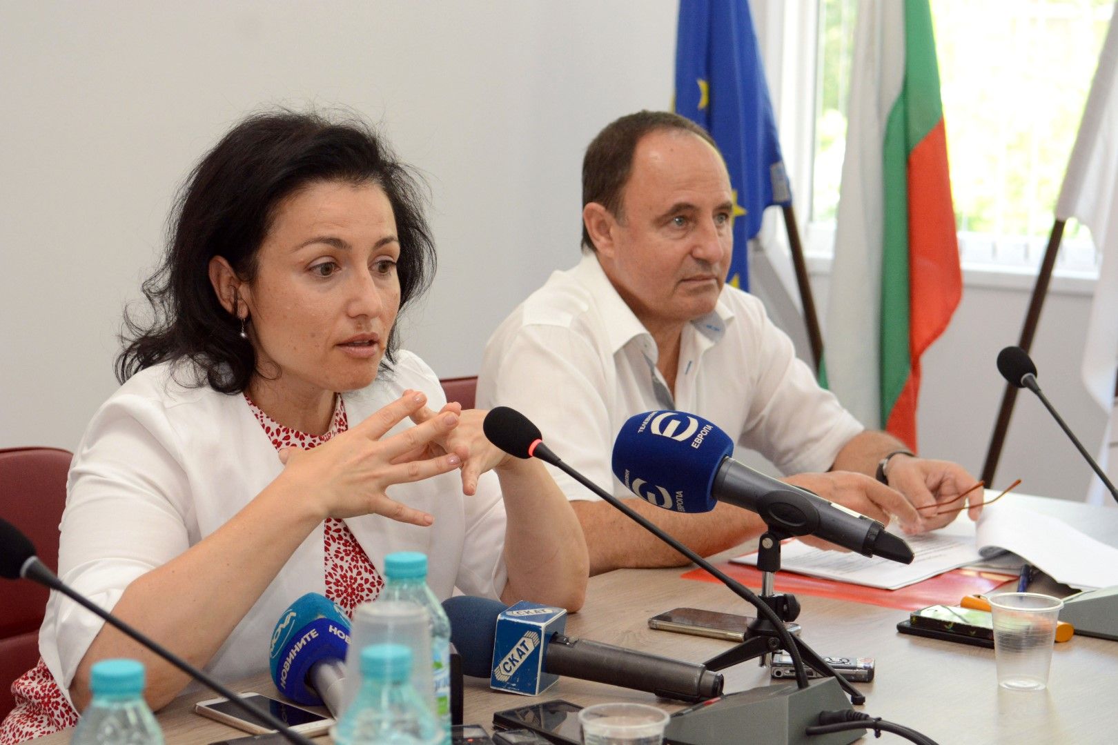 Десислава Танева и зам.-министър д-р Янко Иванов по време на дискусията за мерките срещу Африканската чума по свинете