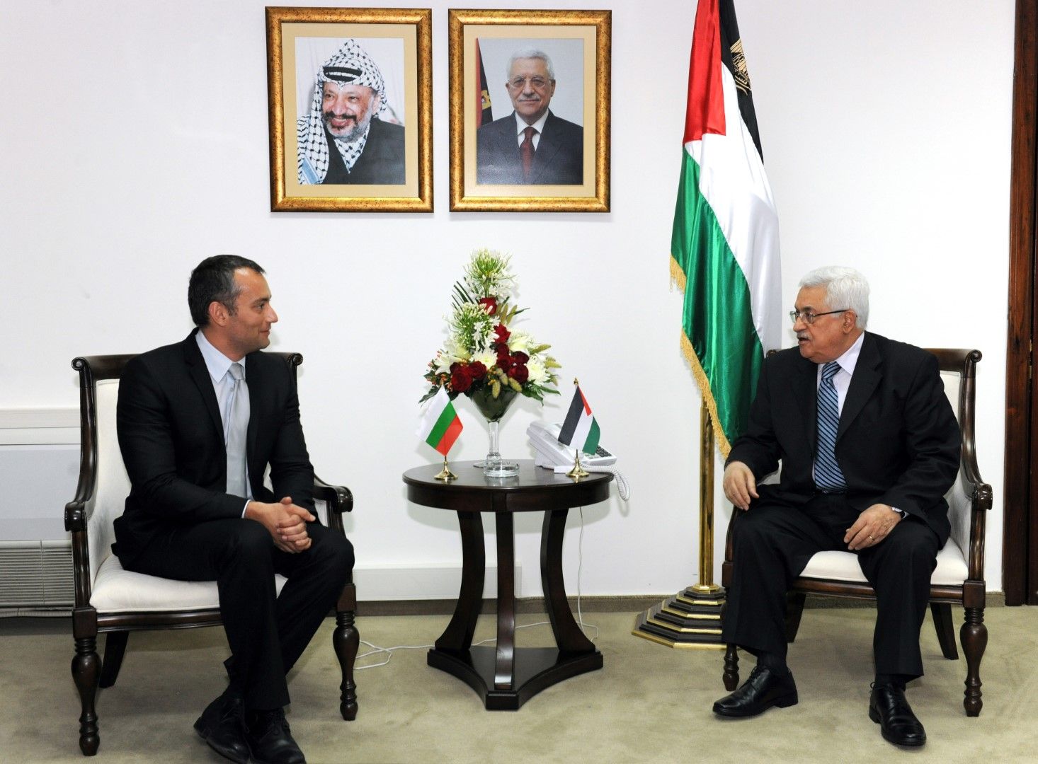 Николай Младенов като външен министър на България на среща с президента на Палестинската автономия Махмуд Абас, 18 юни 2011 г. 