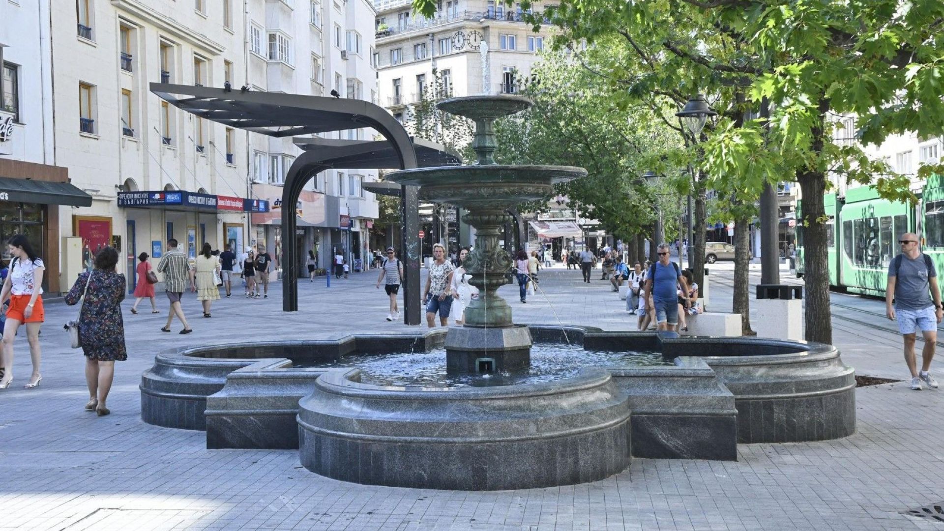 След 14 г. фонтанът на столичния площад "Славейков" отново заработи