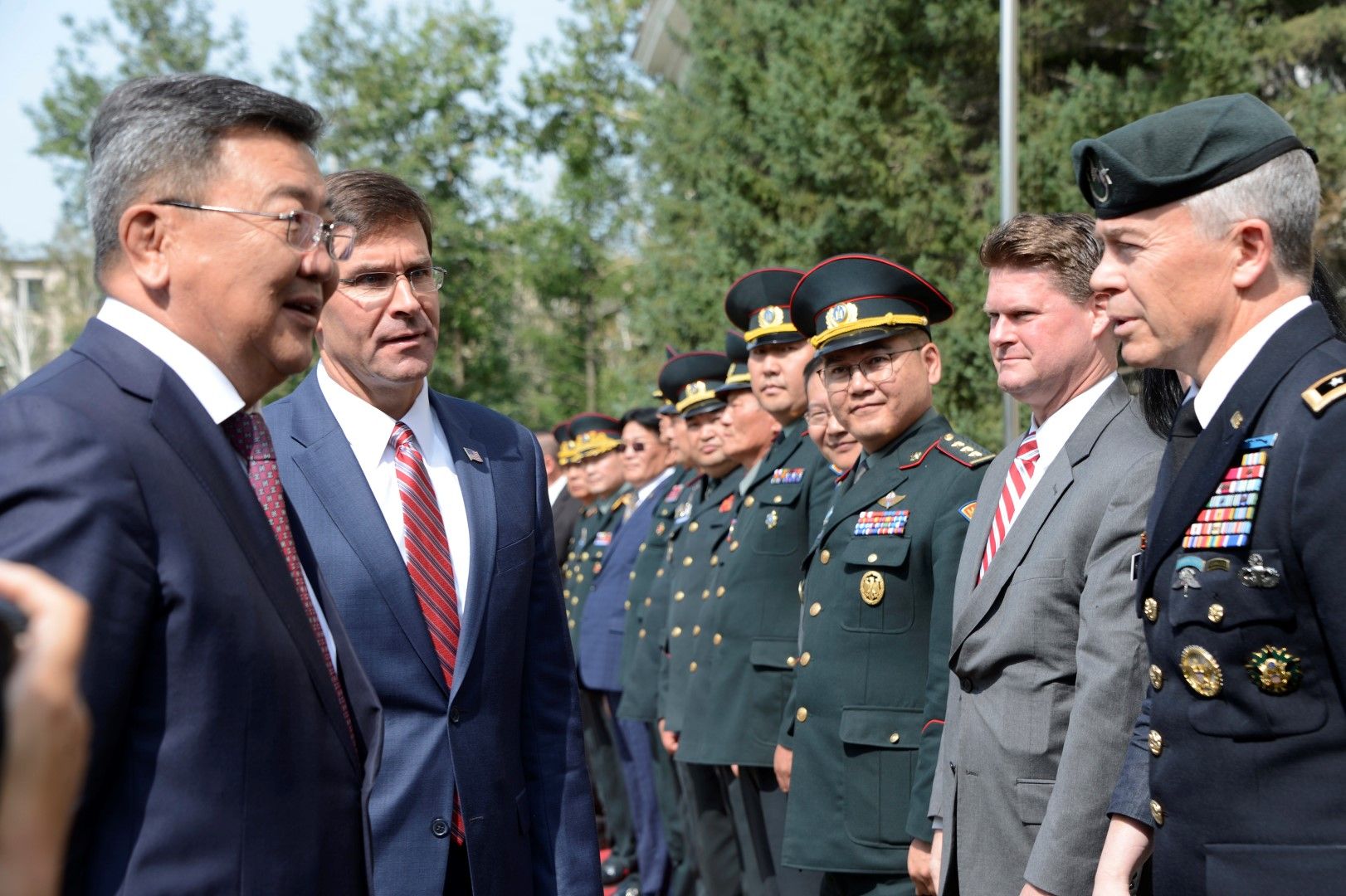Монголски и американски военни по време на срещата в Улан Батор, Монголия, между военните министри на двете страни - Марк Еспър е вторият отляво