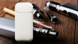 За бездимните алтернативи и разликата между електронните цигари и IQOS