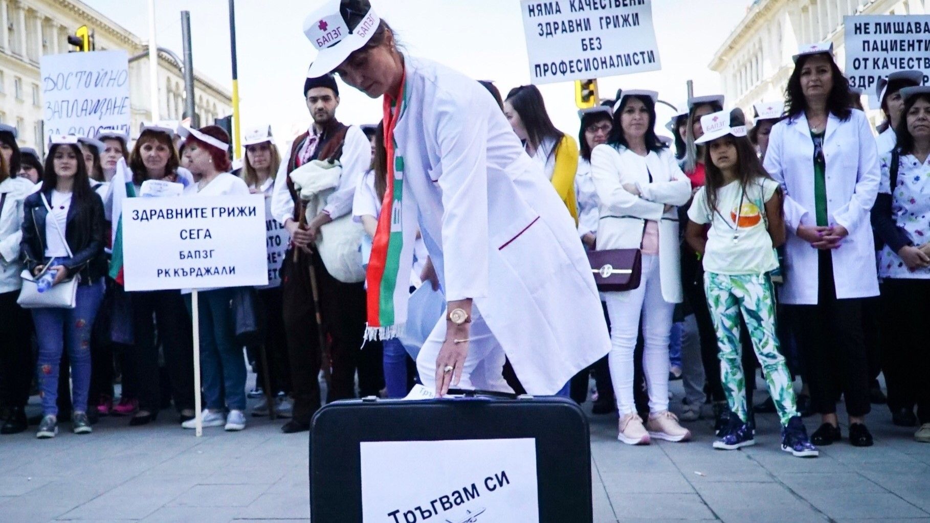 Снимка от август 2019 г. от протест срещу уволнението на медицинската сестра Мая Илиева от болница "Токуда". Сега тя твърди, че медицинските специалисти не са почивали, че хората са преуморени, че няма кой да работи и отново е готова за протест